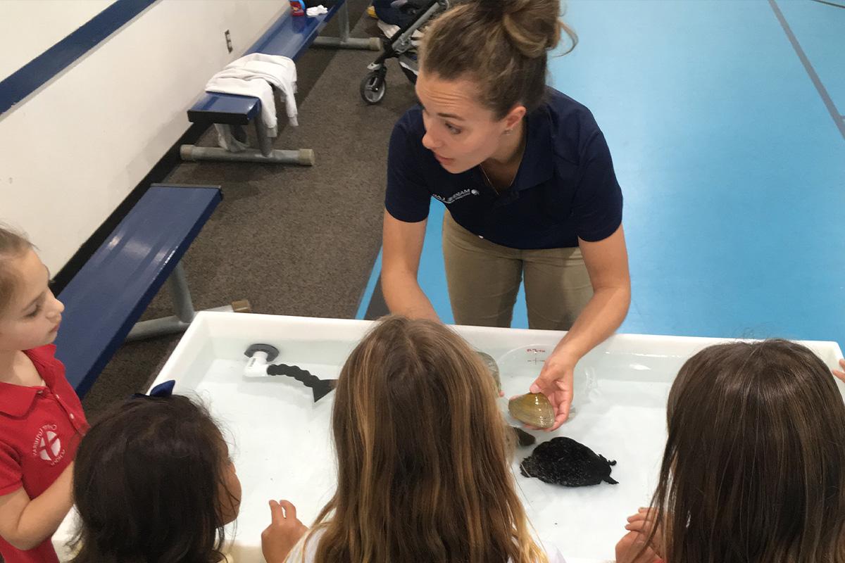 Female teaching children about the 海洋实验室